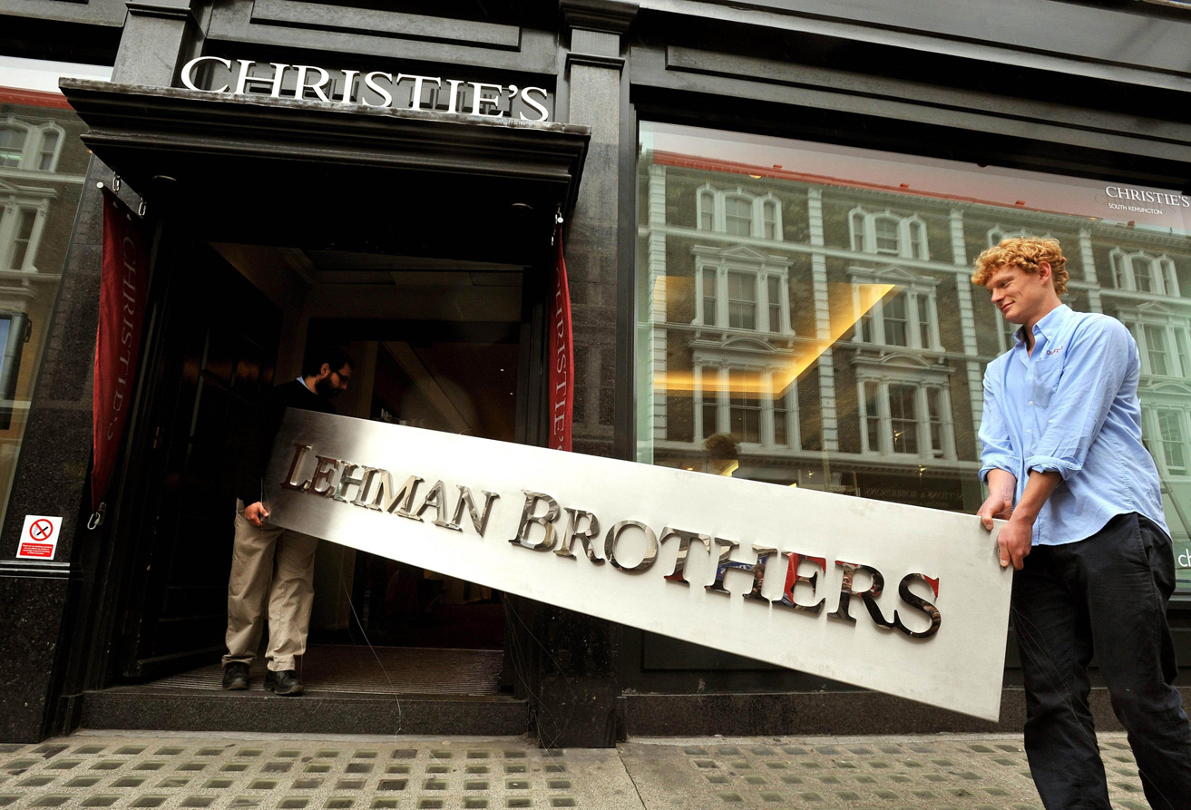 Bonusy ale po pádu Lehman Brothers, kde o práci přišla řada lidí, každým rokem klesají. Nejen kvůli krizi, ale hlavně pod tlakem veřejnosti.