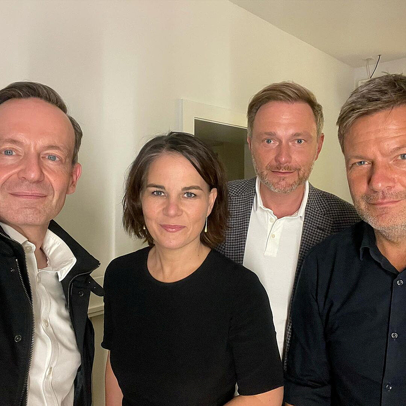 Progresivní motor příští vlády? (Selfie z prvního povolebního jednání předáků Zelených a FDP. Zleva V. Wissing, A. Baerbock, Ch. Lindner a R. Habeck)