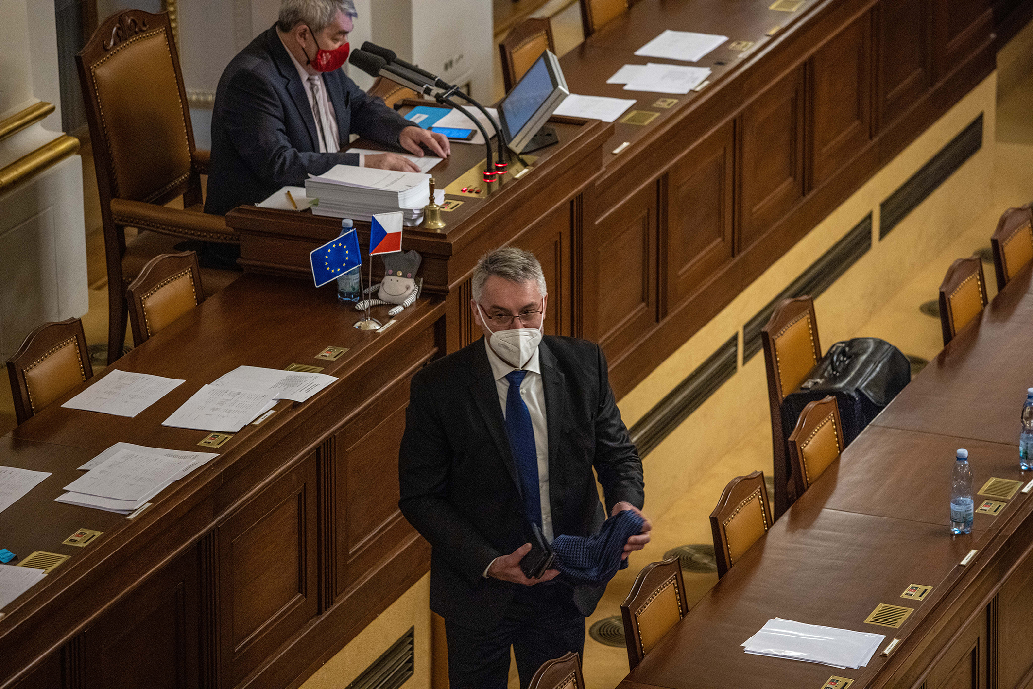 Rozvazujeme vládě ruce..