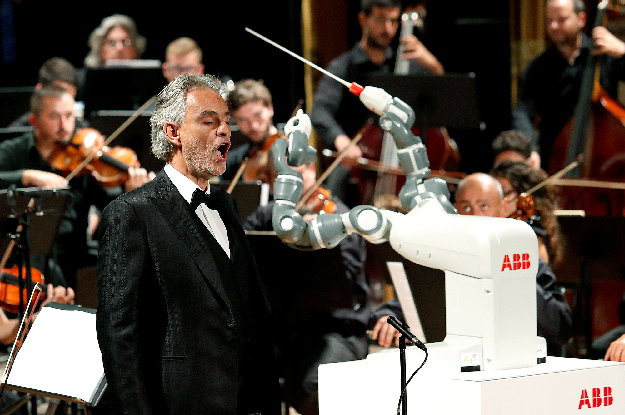Robot YuMi řídí Lucca Philharmonic Orchestra 