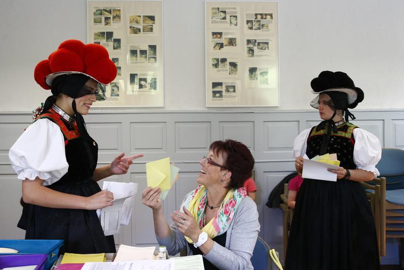 Některé ženy v Německu volily stylově. V tradičním oblečení a s kloubouky na hlavě !
