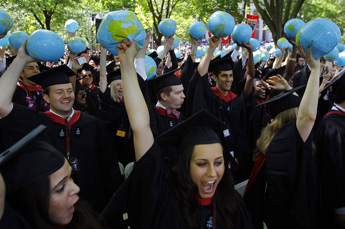 Navzdory městským legendám o absolventech filozofie servírujících hranolky nepřekračuje nezaměstnanost vysokoškoláků mezi pětadvaceti a čtyřiatřiceti lety dvě procenta