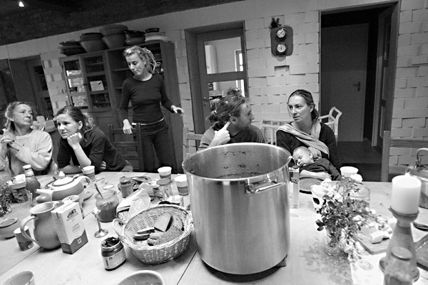 Fotografie: A jednou si tenhle oběd koupíme za vlastní venkovskou měnu. (Komunitní rodina ve vesnici Klein Jasedow, podzim 2006)