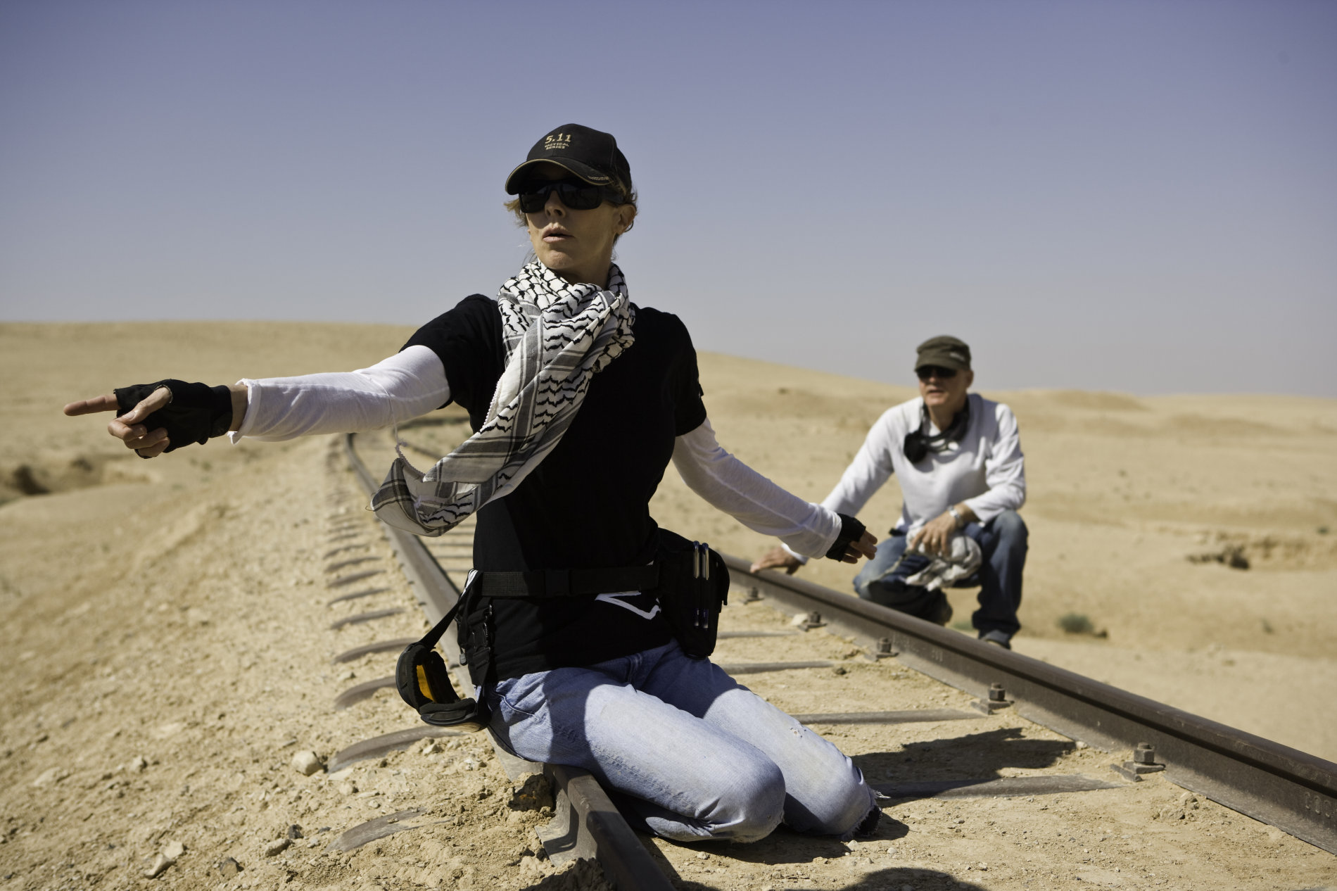 Kathryn Bigelow při natáčení filmu Smrt čeká všude