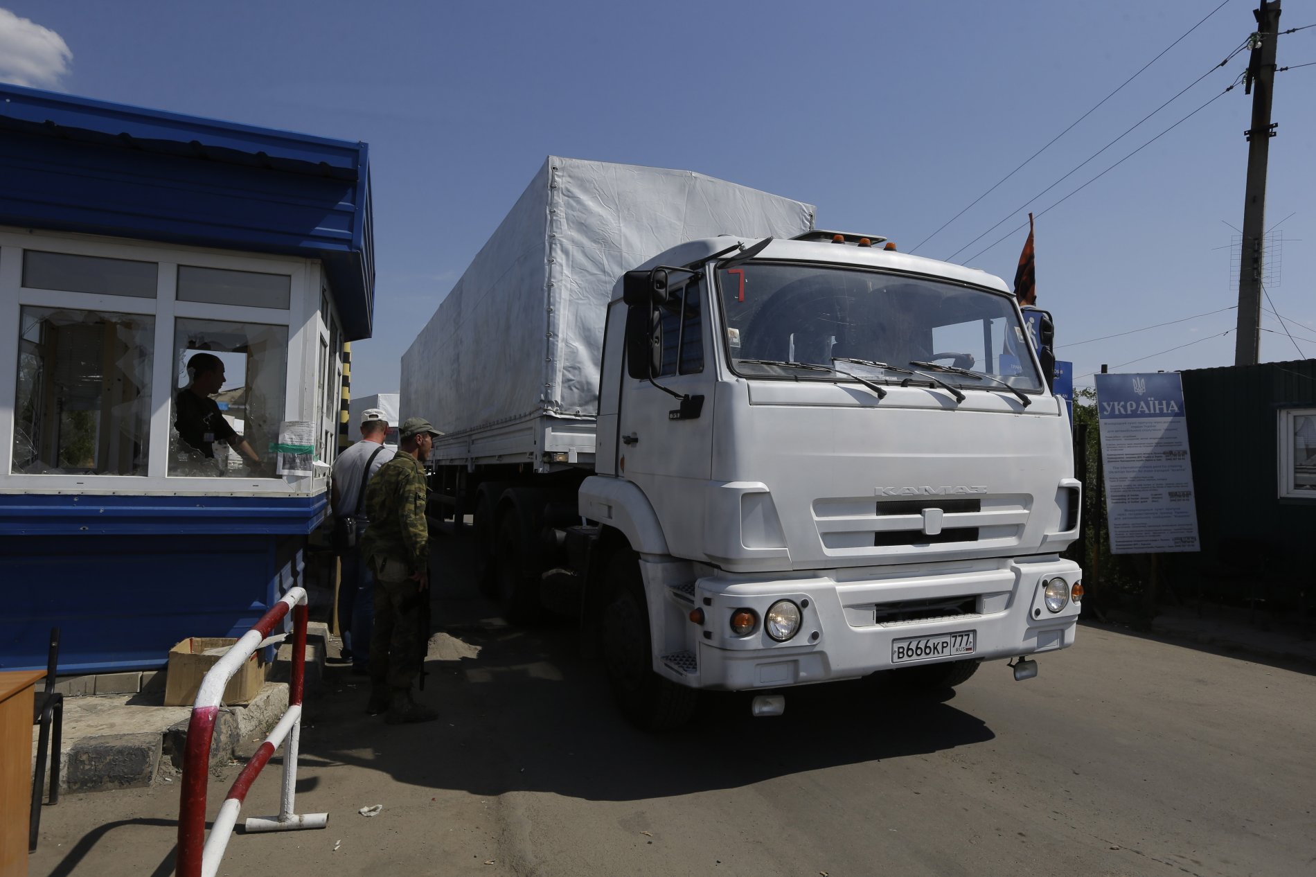 Ruský vůz s humanitární pomocí překračuje hranici s Ukrajinou