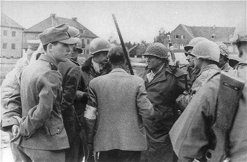 Velitel koncentračního tábora Dachau mluví s americkým generálem Henningem Lindenem