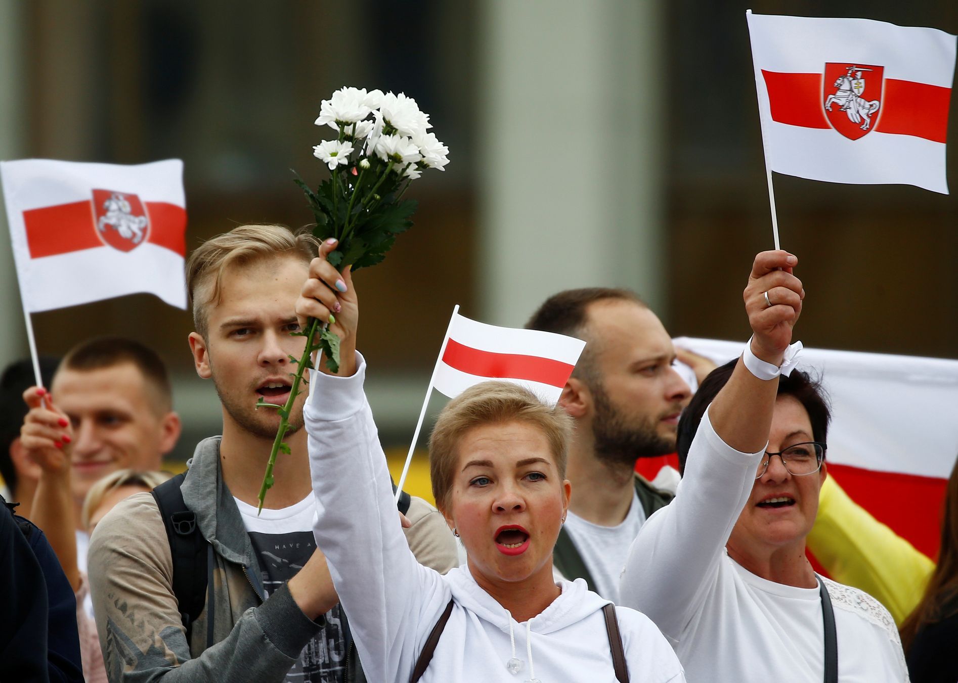 "Půjdeš do práce pro diktátora? Stávka - to je naše odpověď," prohlásil na demonstraci vůdce stávkového výboru v minské továrně na traktory. Fabriku, jejíž zaměstnanci se účastní protestů, nařídil Lukašenka od pondělí uzavřít.