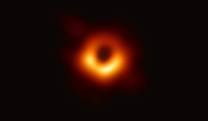 Černá díra v centru galaxie Messier 87