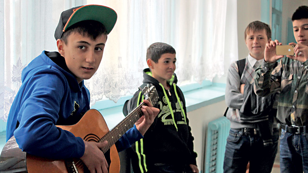 50 moldavsko02 deti ve skole R49 2013