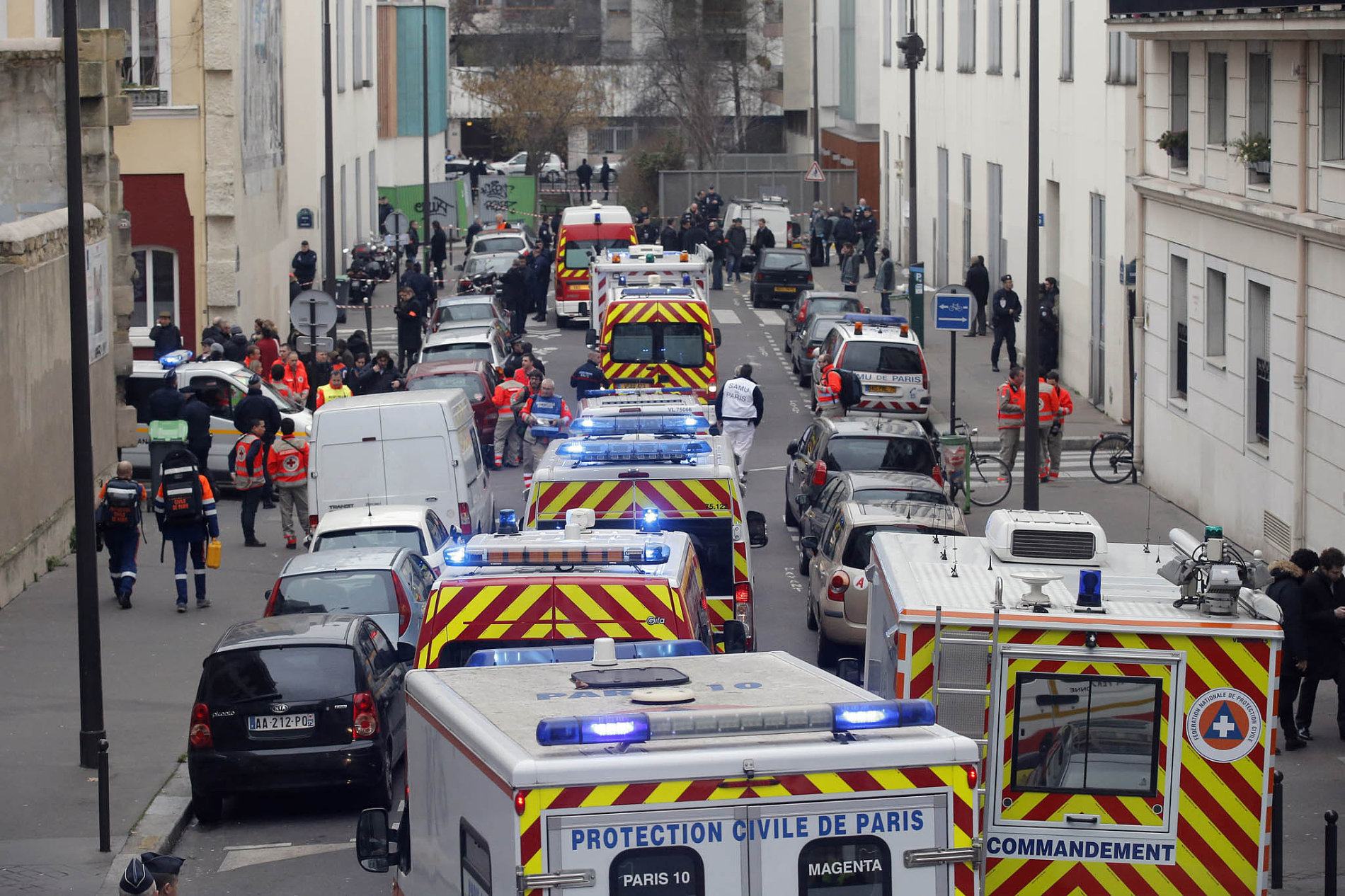 Francie truchlí. Při útoku na redakci Charlie Hebdo v Paříži přišlo o život nejméně 12 lidí. Z toho dva byli policisté. Útočníky ještě hledá policie.