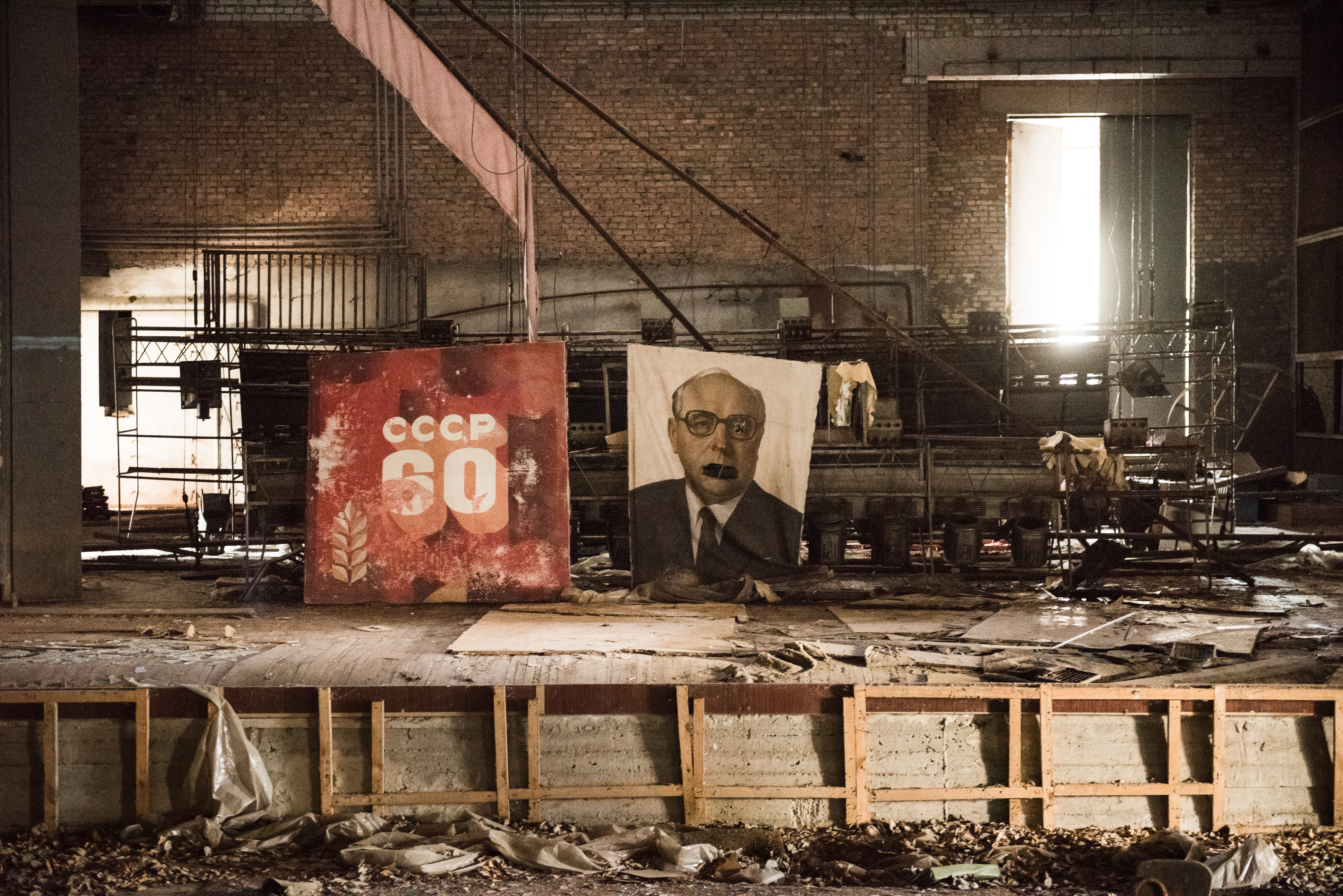 Obraz posledného sovietskeho vodcu Michiala Gorbačova a maľba pripomínajúca 60. výročie ZSSR v zničenej divadelnej sále v meste Pripjať. Kedysi ukážkové sovietske mesto je po černobylskej havárii opustené a zdevastované. 
