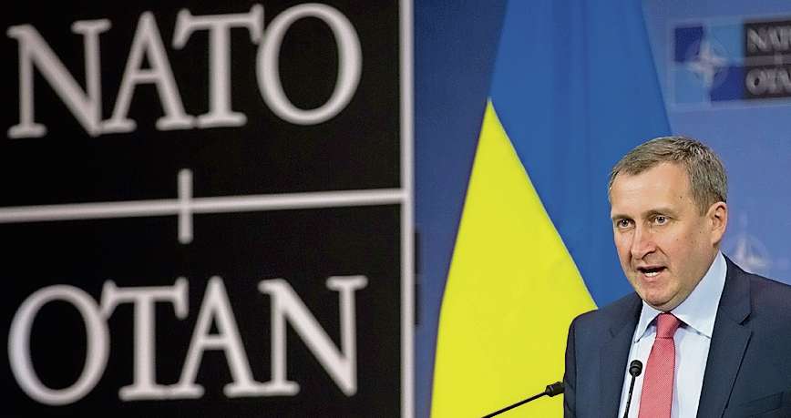 Nynějšího zasedání ministrů zahraničí zemí NATO v Bruselu se účastní také jejich ukrajinský protějšek Andrij Deščycja. Sbližování aliance a Ukrajiny ostře napadá Rusko, jež anektovalo poloostrov Krym.