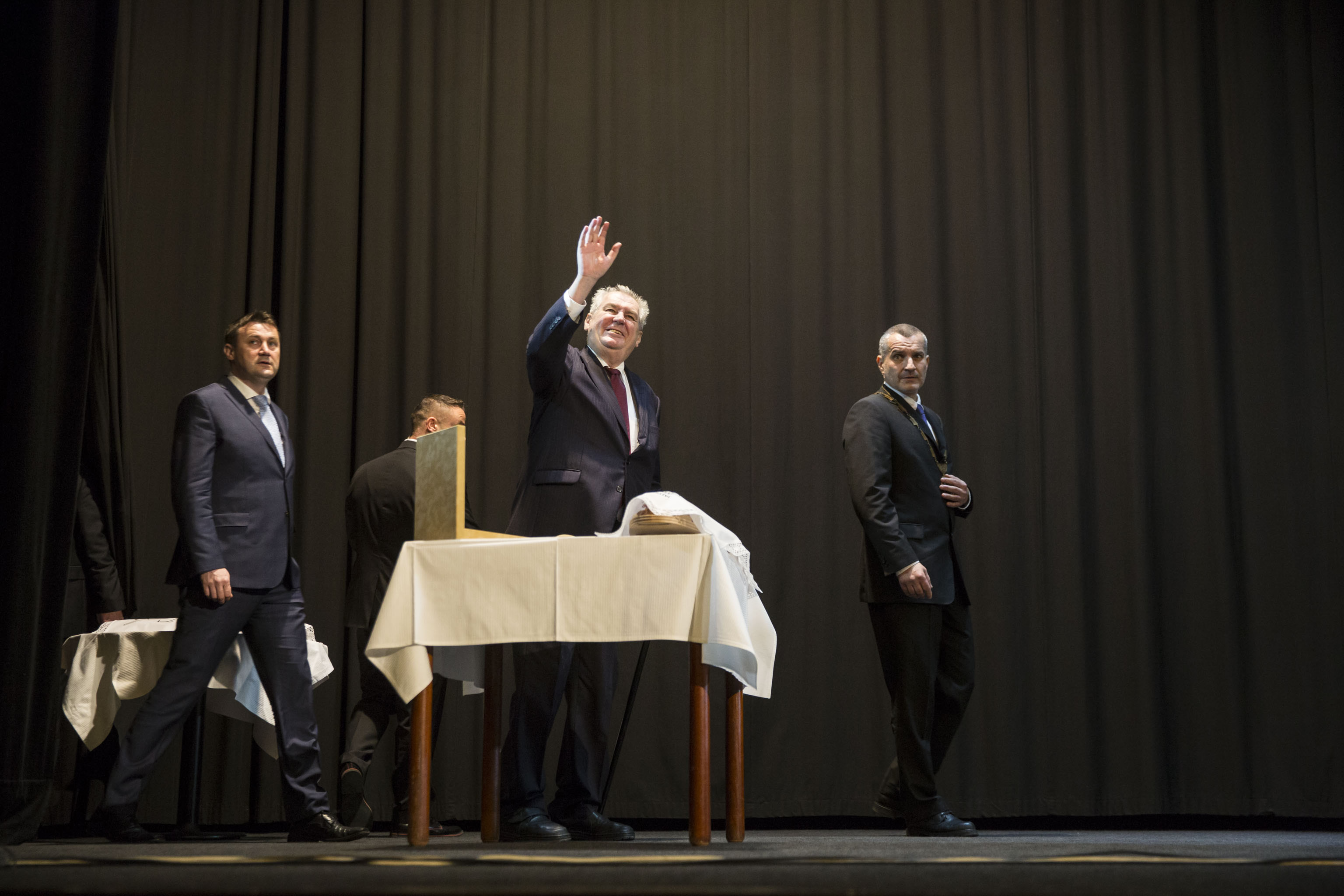 Druhý den zahájil prezident v Tanvaldu v kině JAS Járy Cimrmana diskusí s občany