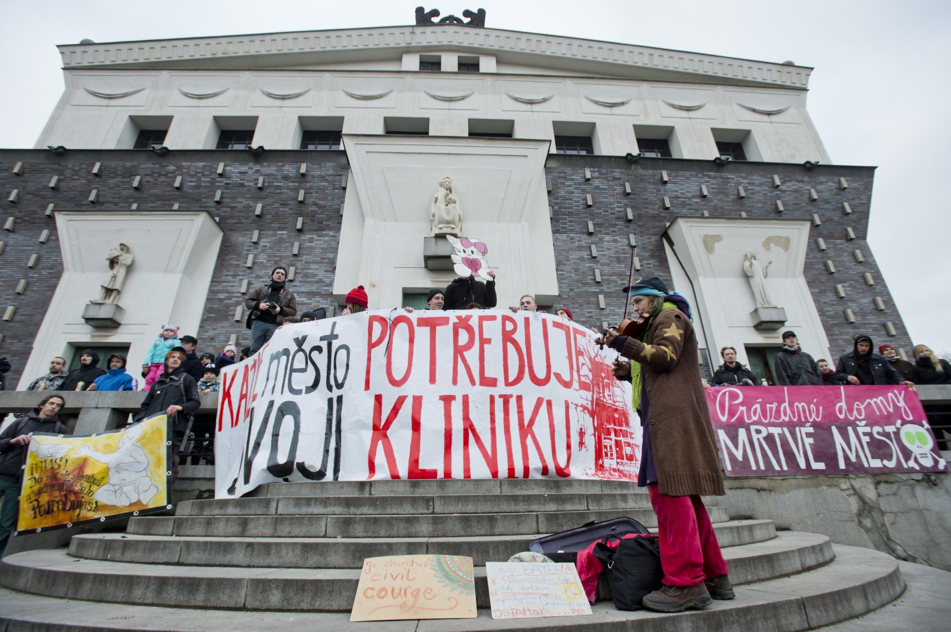 2015: demonstrace na podporu využití bývalého objektu polikliniky jako Autonomního sociálního centra Klinika.