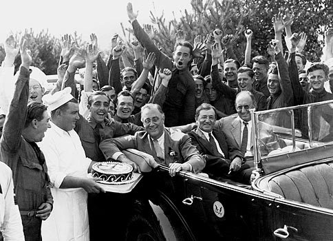 Fotografie: Ať žije prezident! (Roosevelt mezi mladými Američany, kteří byli zahrnuti do vládního programu vládních prací v době Velké deprese.) Foto: Profimedia.cz / Corbis