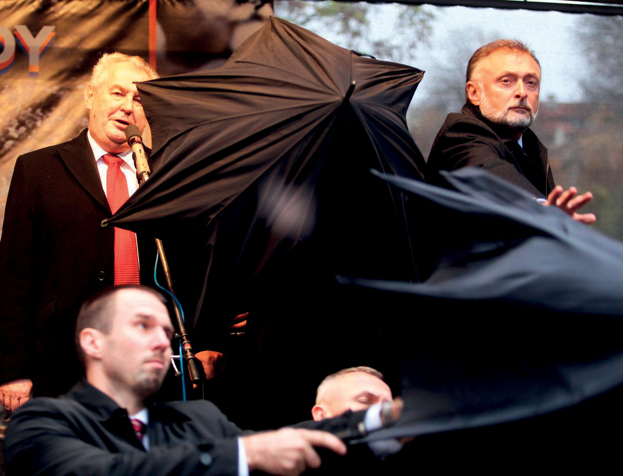 Praha, 17.11.2014, Oslavy 25. výročí 17. listopad 1989, Albertov, setkání prezidentů, Miloš Zeman odpůrci protest vajíčka  FOTO: MAFRA, DAN MATERNA