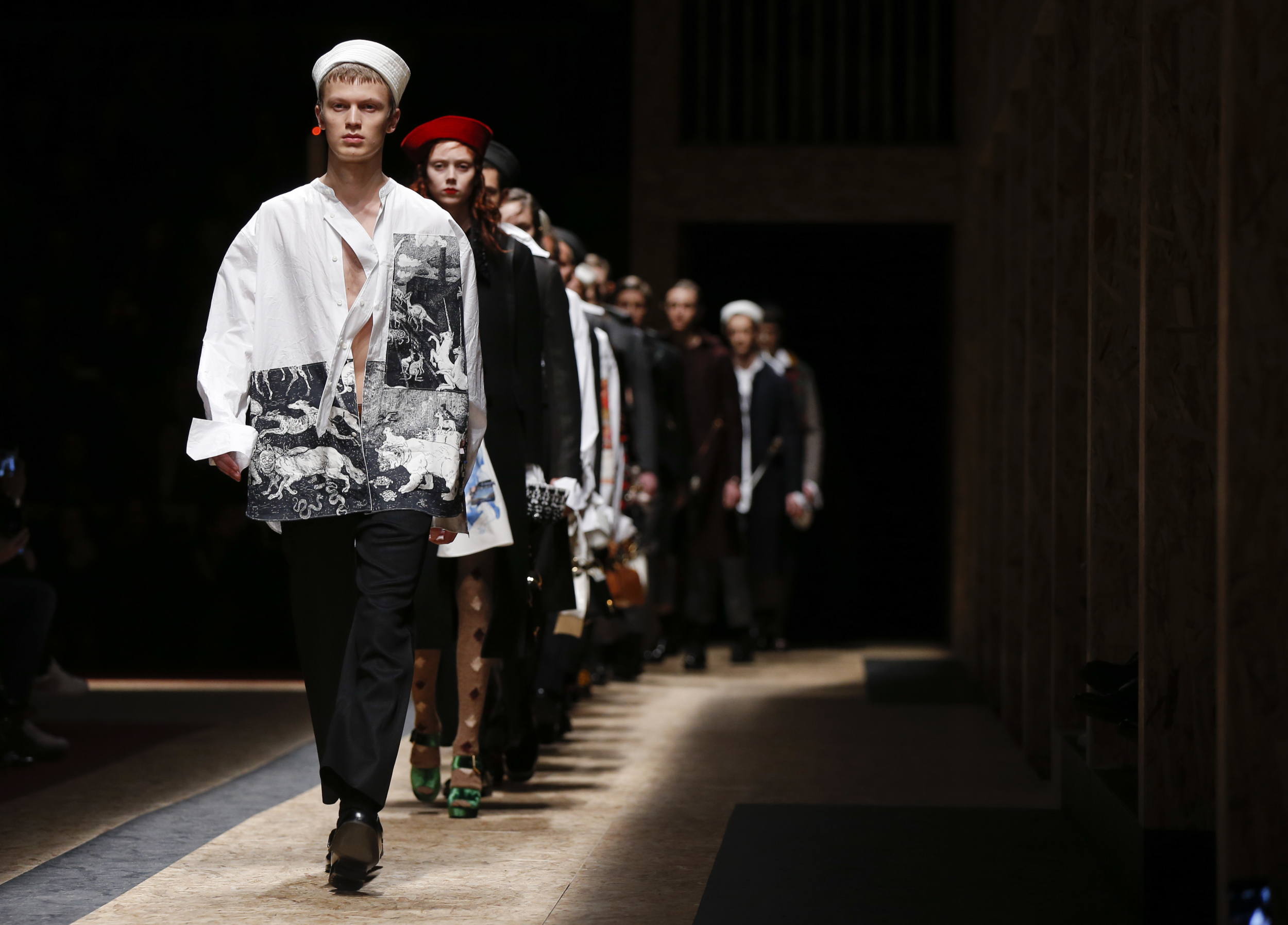 Prada: podle NYT jeden z lepších případů, jak se módní průmysl snaží připomínat uprchlickou krizi