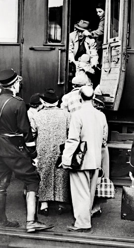 Fotografie: Za několik týdnů začne válka. (Uprchlíci z Německa, červen 1939) - Autor: Profimedia.cz/Corbis, www.profimedia.cz