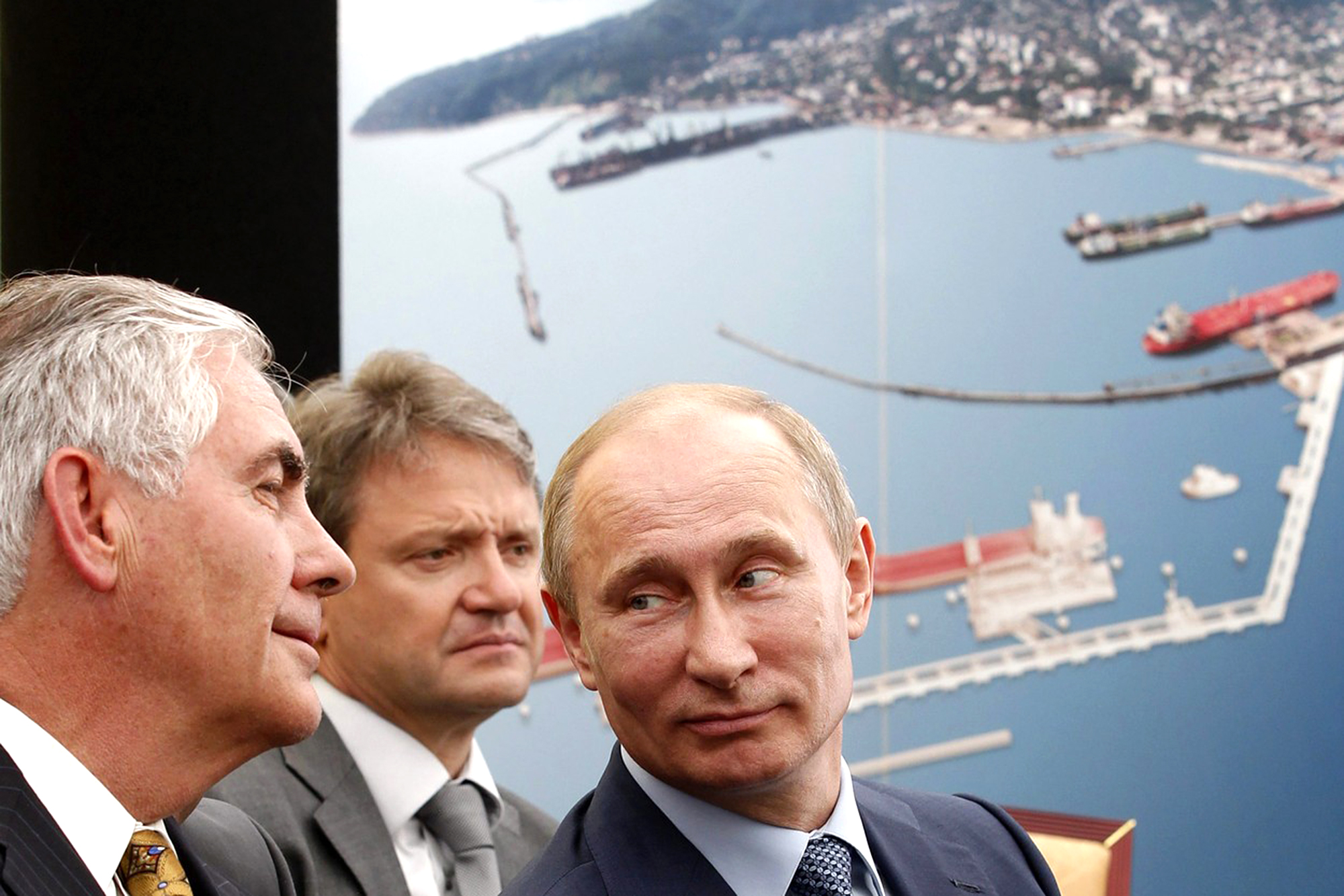 Vladimir Putin a Rex Tillerson při podpisu dohody mezi státním Rosneftem a firmou ExxonMobil,  2012