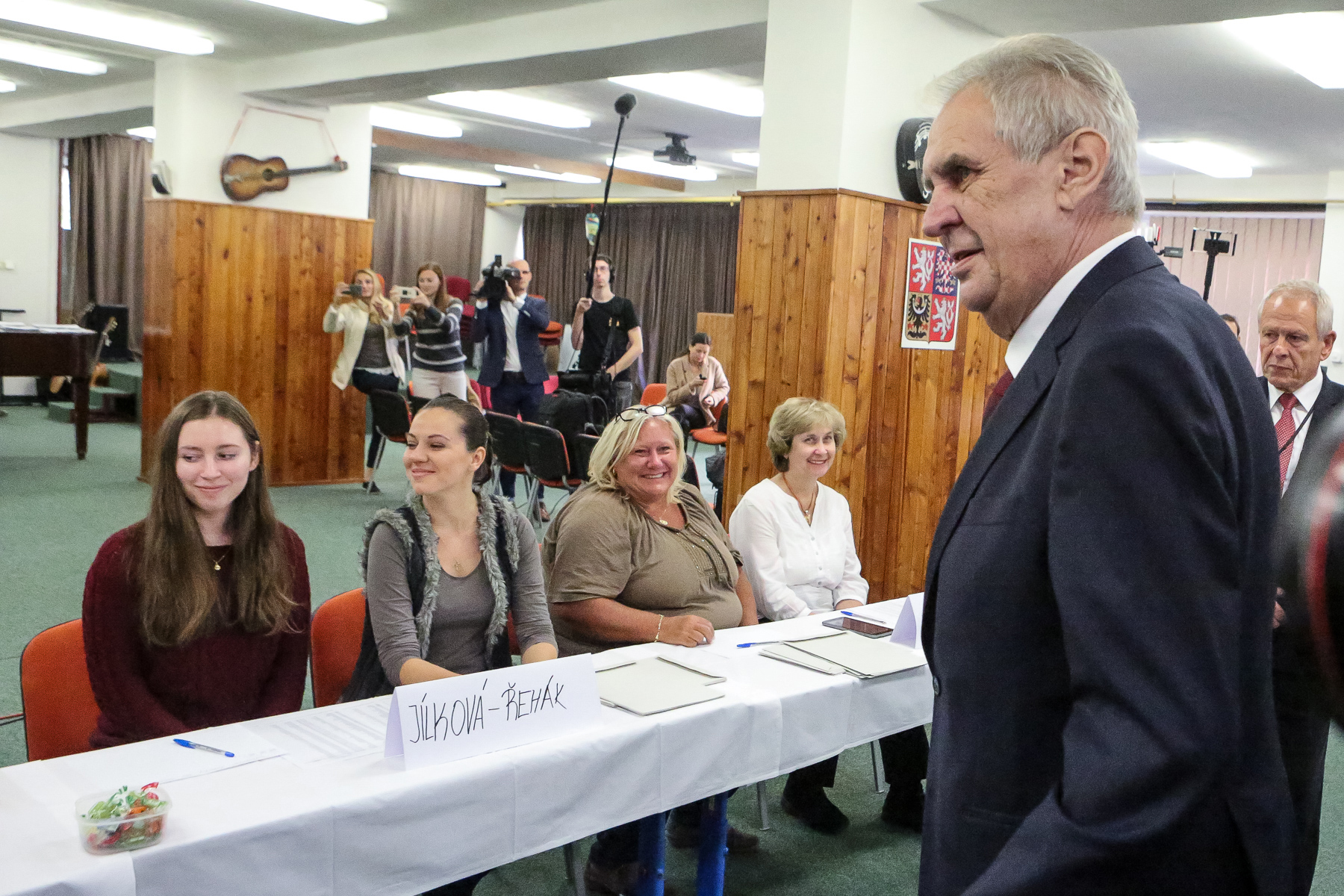 Miloš Zeman ve volební místnosti