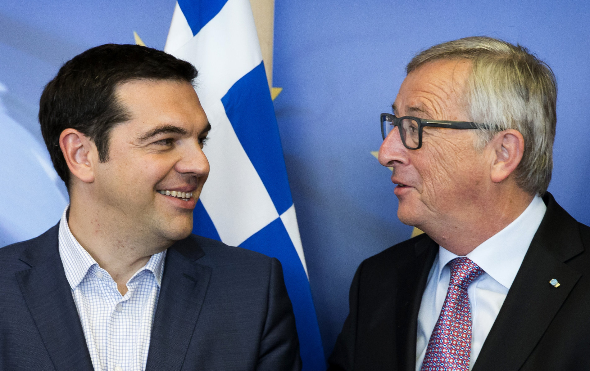 Řecký premiér Tsipras (vlevo) vyzývá Řeky, aby v referendu odmítli požadavky věřitelů. Předseda EK Juncker radí opak.