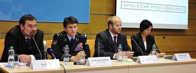 Odměny pro policisty, kteří vyšetří korupci (Radek John)
