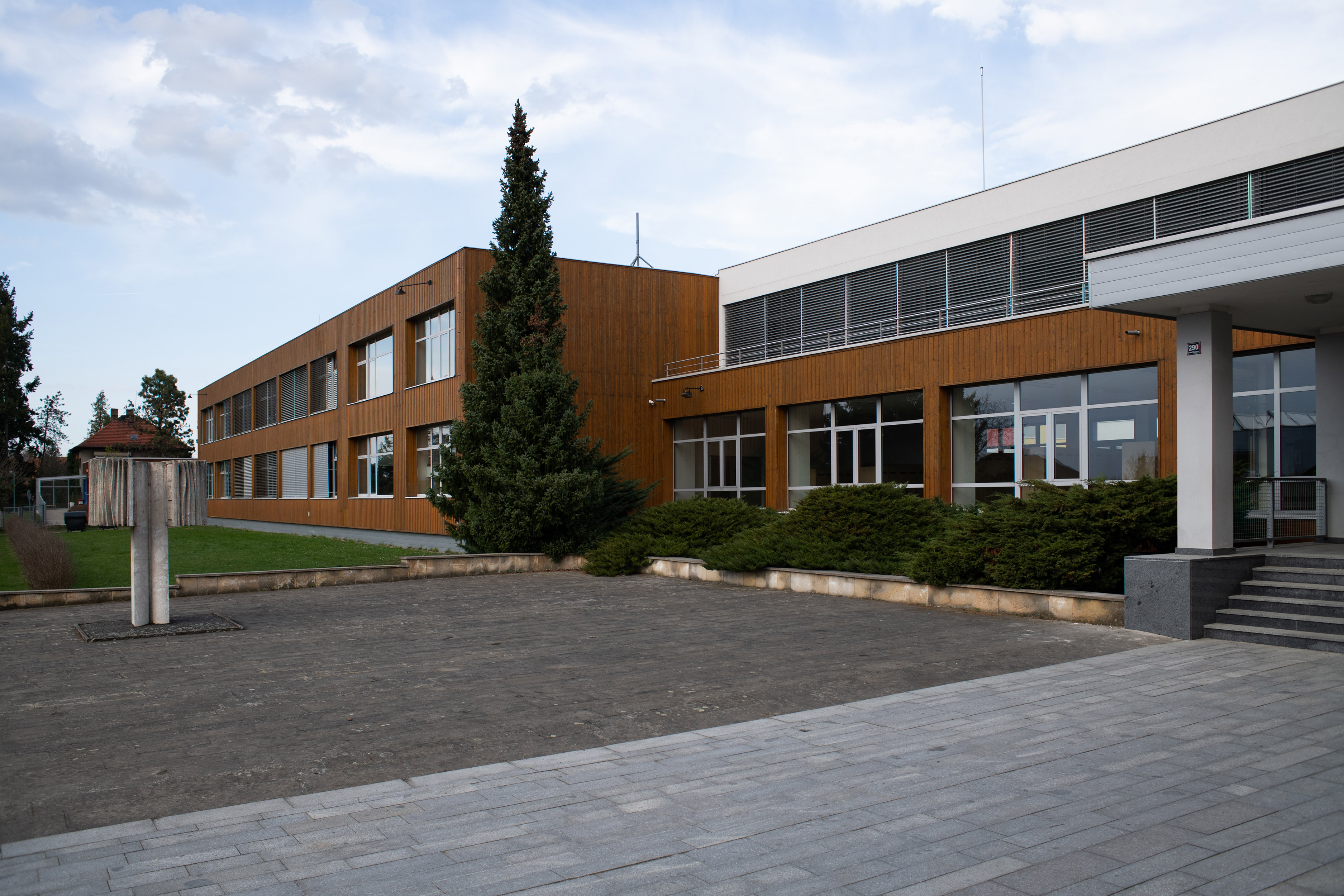 Základní škola, Dolní Břežany