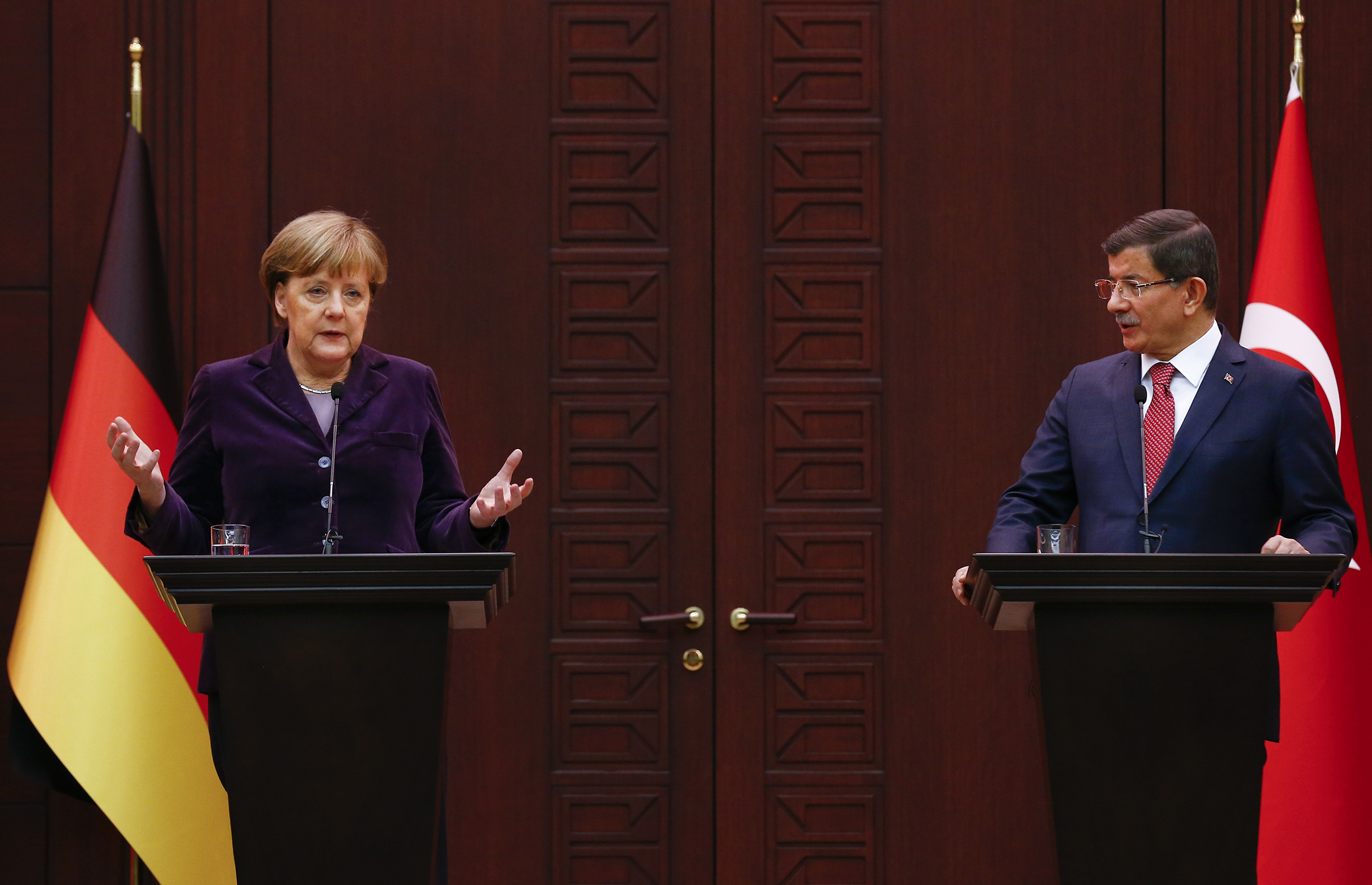 Kancléřka Angela Merkel a turecký premiér Ahmet Davutoglu