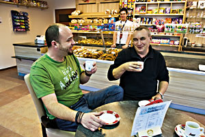 They should have been rivals but instead they joined forces (Rosenberger and Bednář in the coffee shop)