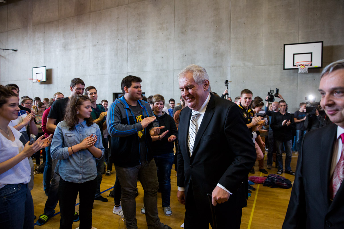 Miloš Zeman přichází na debatu se studenty Slovanského gymnázia v Olomouci