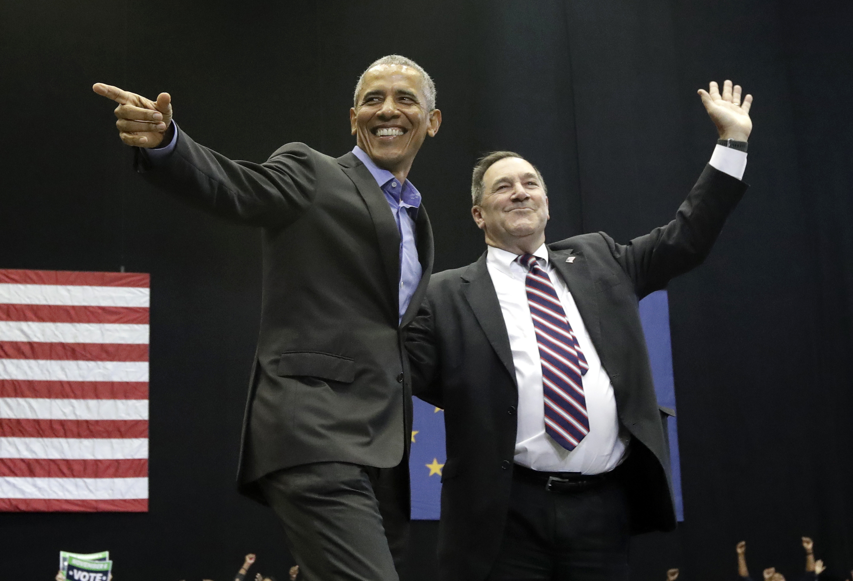 Bývalý prezident Obama podporuje dmeokratického kandidáta na senátora Joea Donnellyho