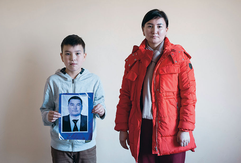 Asel Alyškulova a syn Šairbek s portrétem hlavy rodiny Šairbekem Davletchanem. ten pracoval v Kyrgyzstánu jako ředitel velké čínské společnosti. Při jedné z návštěvě Číny byl zatčen a skončil v táboře. Jeho další osud není znám  