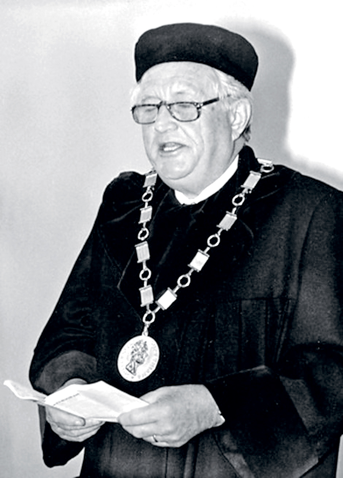 Henry Kučera při udělení čestného doktorátu na MU v Brně. (1990)