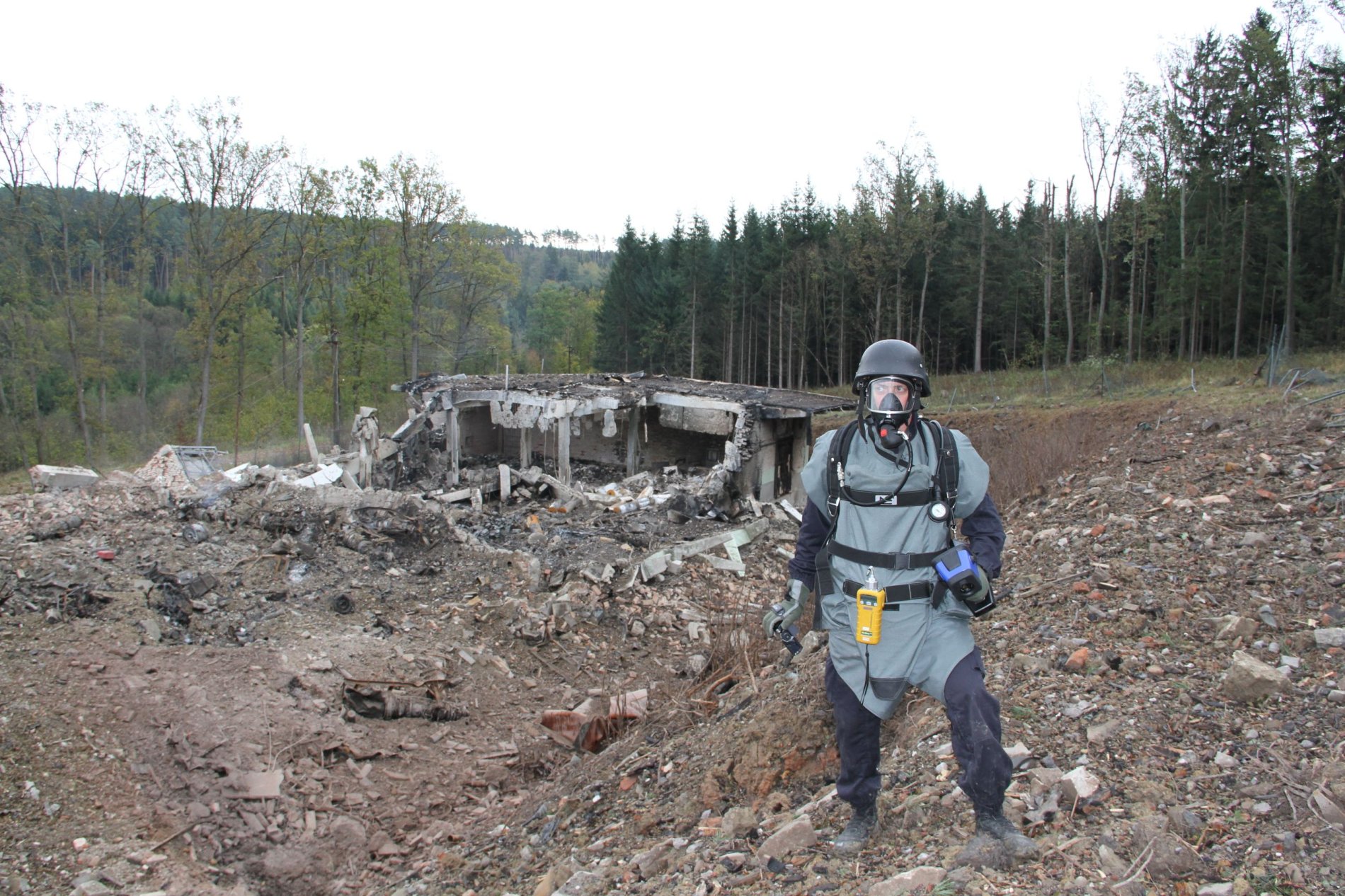 Útok byl s největší pravděpodobností připravován řadu měsíců. (Pyrotechnici ve Vrběticích; 20. října 2014)