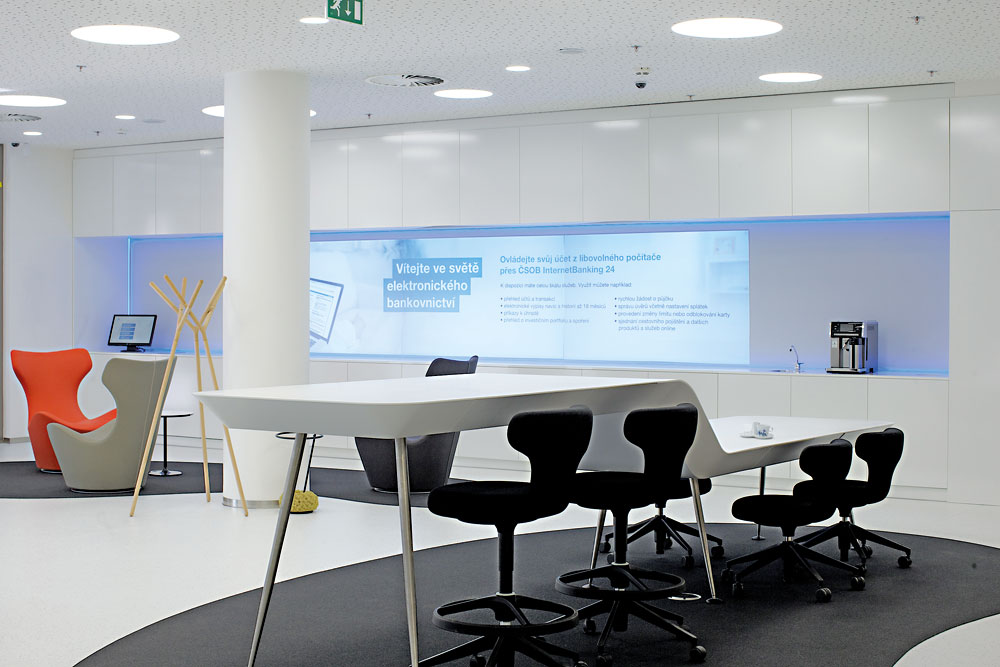 Centrálním prvkem interiéru je dvouúrovňový stůl &ndash; pro klasické i barové sezení &ndash;, vlastní design autorů adaptace. Na jeho realizaci pracovalo pět různých dodavatelů.