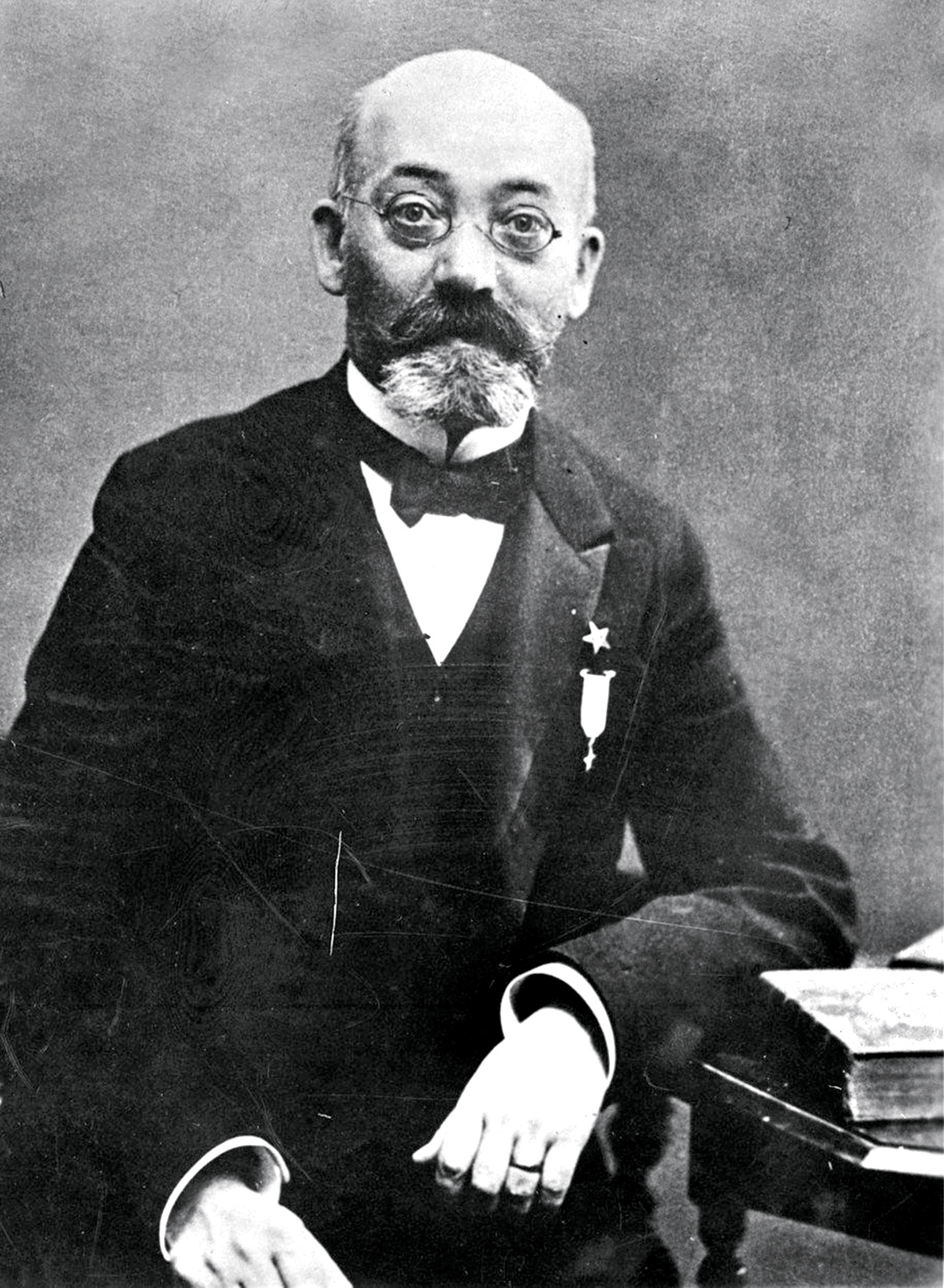 Název esperanta je odvozen ze
pseudonymu, pod nímž L. L. Zamenhof roku
1887 základy této řeči publikoval.
