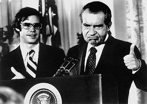 Fotografie: Richard Nixon nemohl říci novinářům: táhněte k čertu, starám se o hrubý domácí produkt!