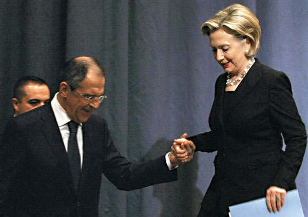 Fotografie: Zkusme to spolu ještě jednou. ( Ministři zahraničí Sergej Lavrov a Hillary Clintonová) - Autor: Globe Media/Reuters