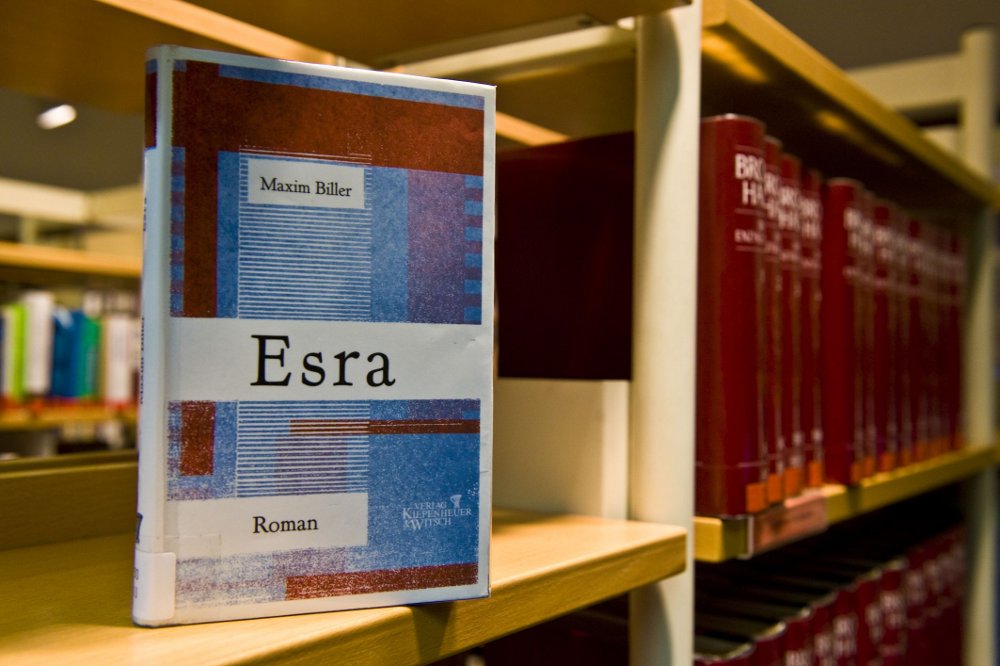 Moderní libri prohibiti. (Román Esra v knihovně pražského Goethe-institutu)