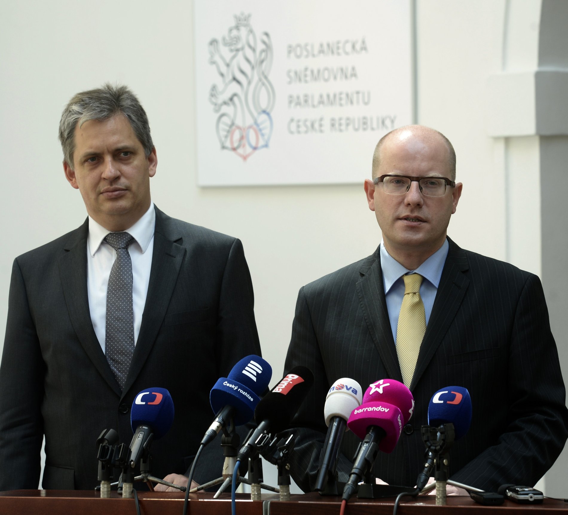 Premiér Bohuslav Sobotka (vpravo) a ministr pro legislativu Jiří Dienstbier vystoupili 1. srpna v Praze na tiskové konferenci po jednání s opozicí o služebním zákonu.