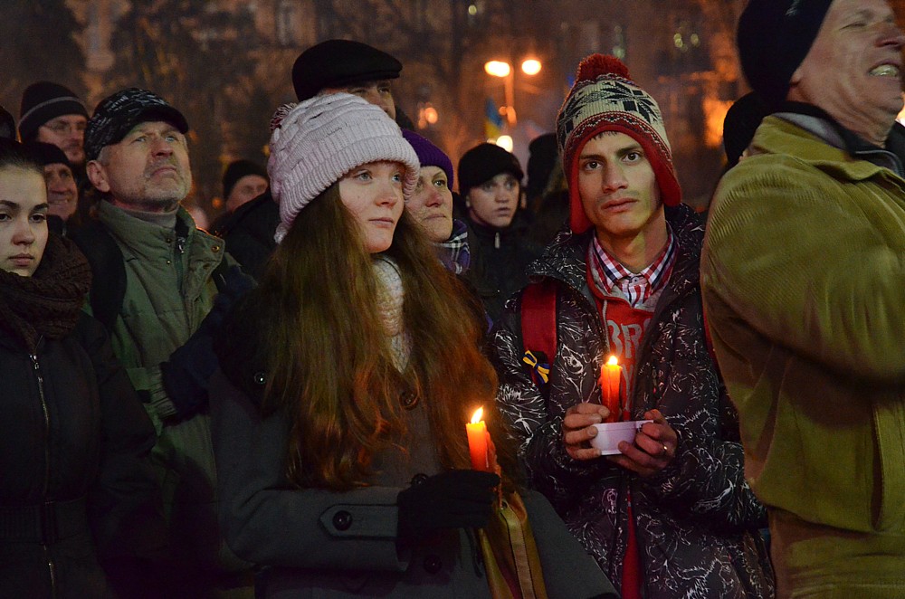 Během improvizované vzpomínkové akce lidé na Majdanu zapálili svíčky a různá světýlka na památku obětí terorismu ve Volgogradu.