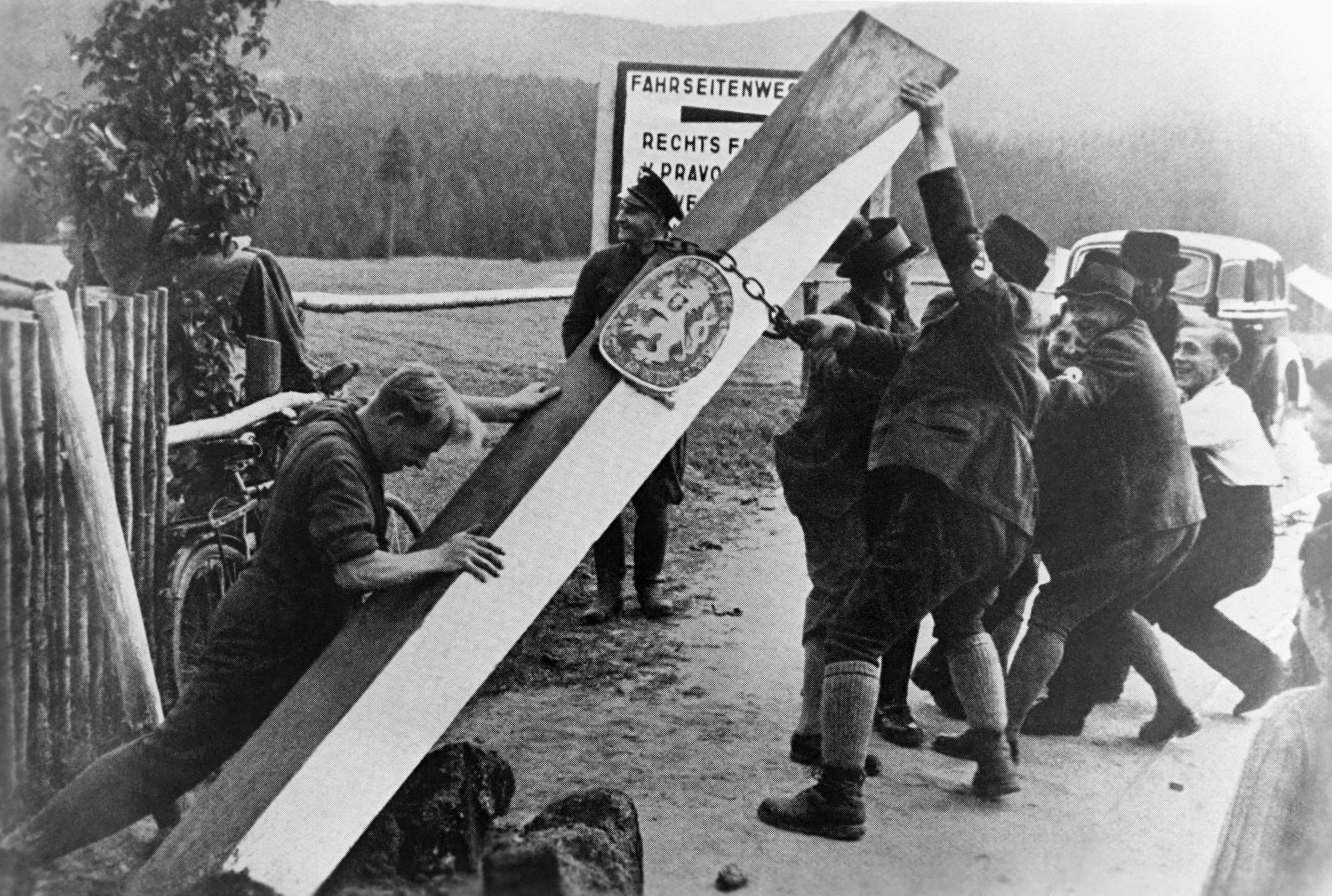 Odstraňování hraničního sloupu na hranicích mezi Československem a Německem v době po mnichovské dohodě v září 1938