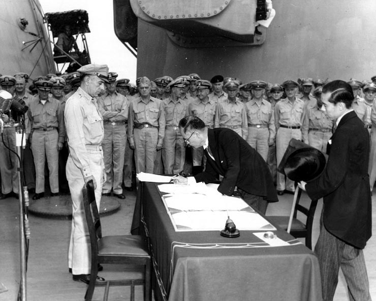 Ministr zahraničí Mamoru Šigemicu podepisuje na palubě lodi USS Missouri japonskou kapitulaci. Podpisem listin formálně skončila 2. světová válka.