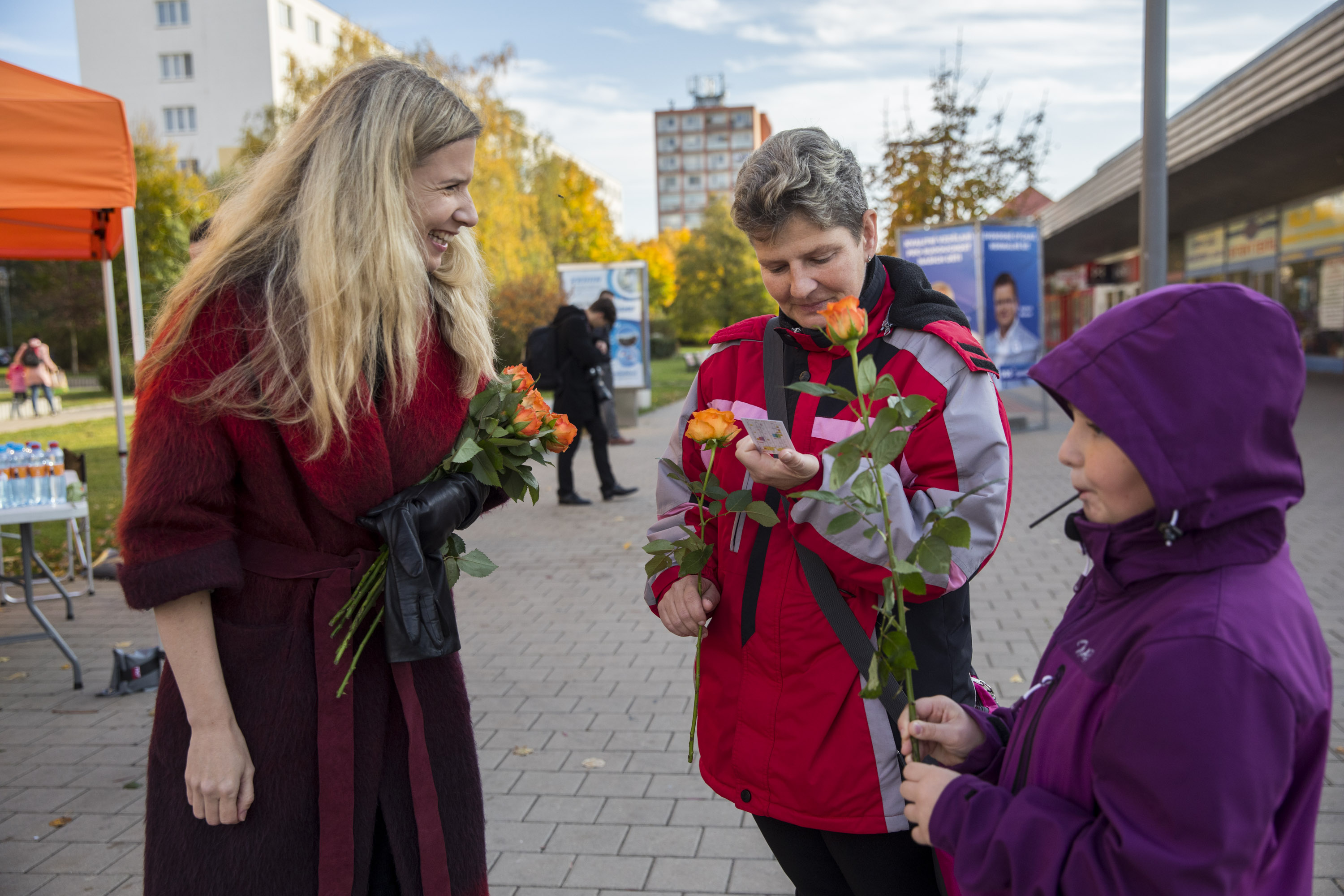 Kateřina Valachová rozdává jako ostatní kandidáti růže.