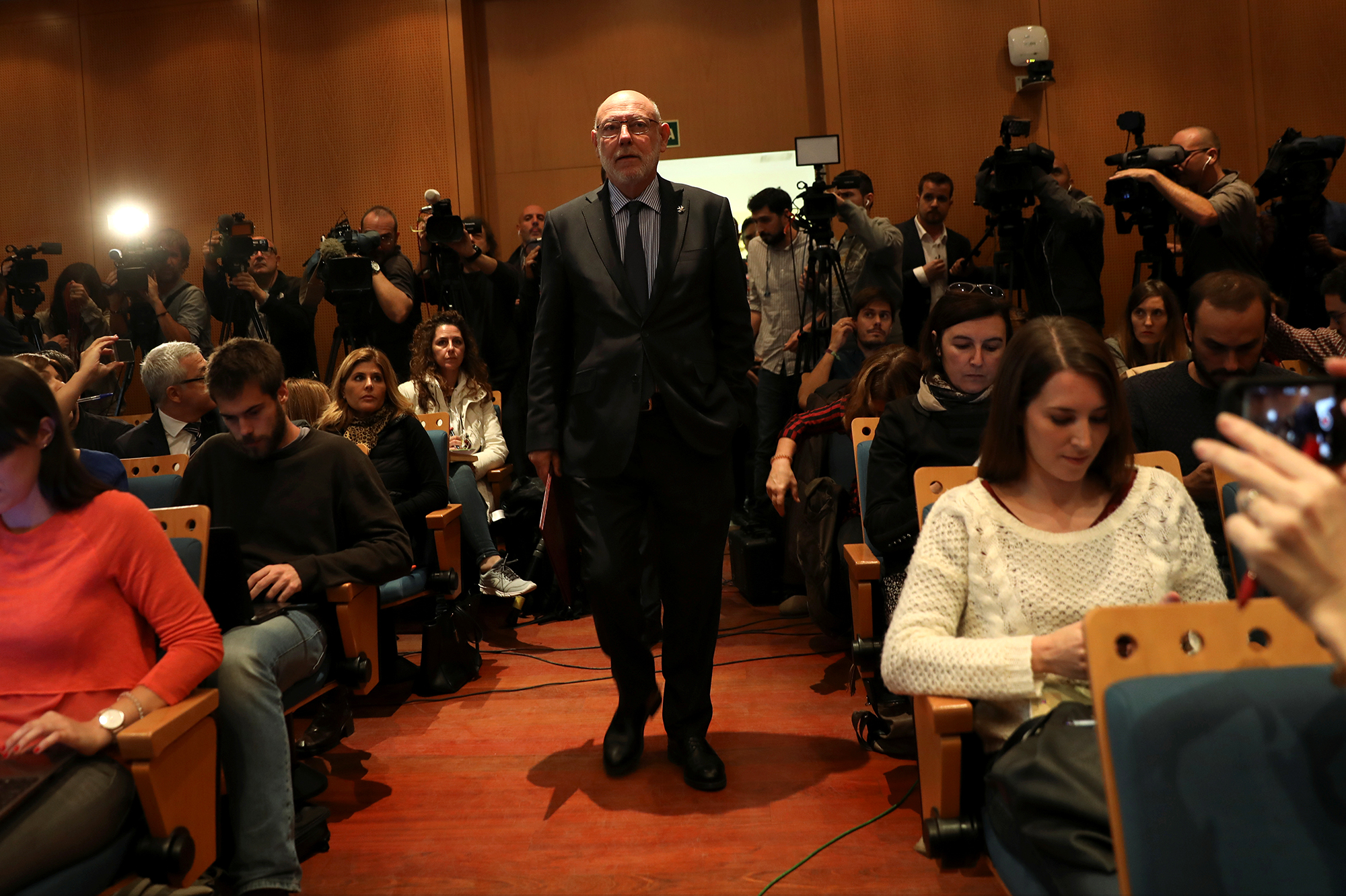 Prokurátor Jose Manuel Maza přichází oznámit obvinění katalánských politiků