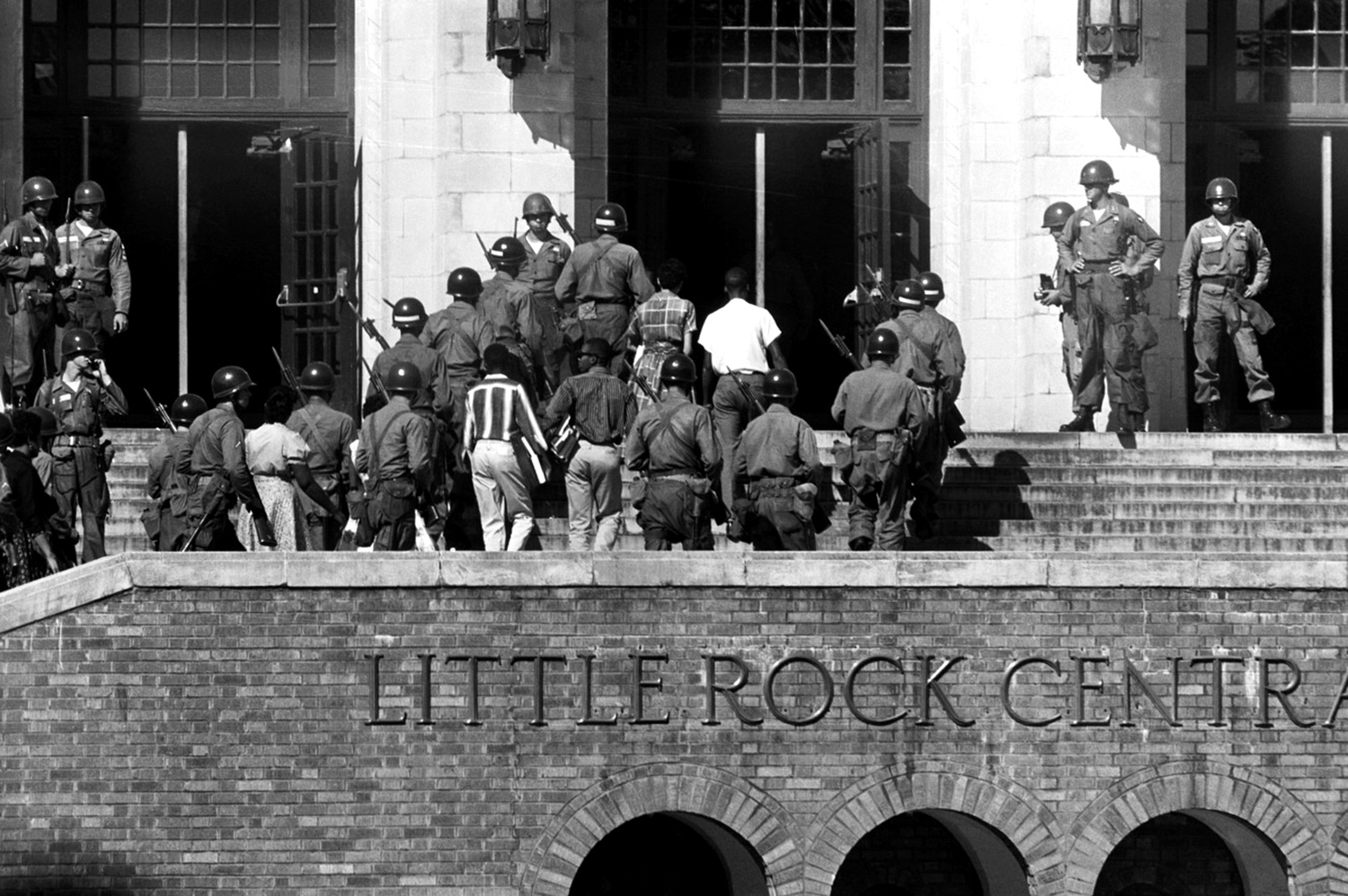1957: násilná segregace Central High School v Little Rock (Arkansas) - prezident Eisenhower vynutil přístup černochům s nasazením federální armády