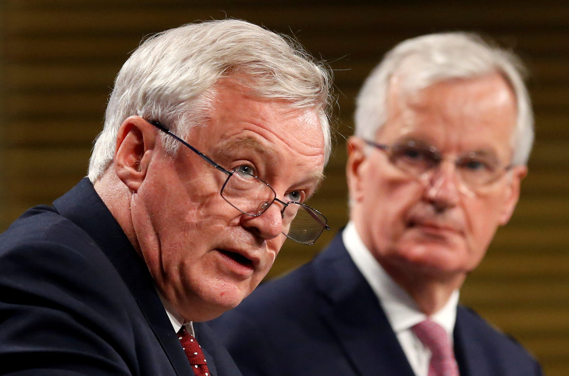 Britský ministr pro brexit David Davis (vlevo) a hlavní vyjednavač EU Michel Barnier
