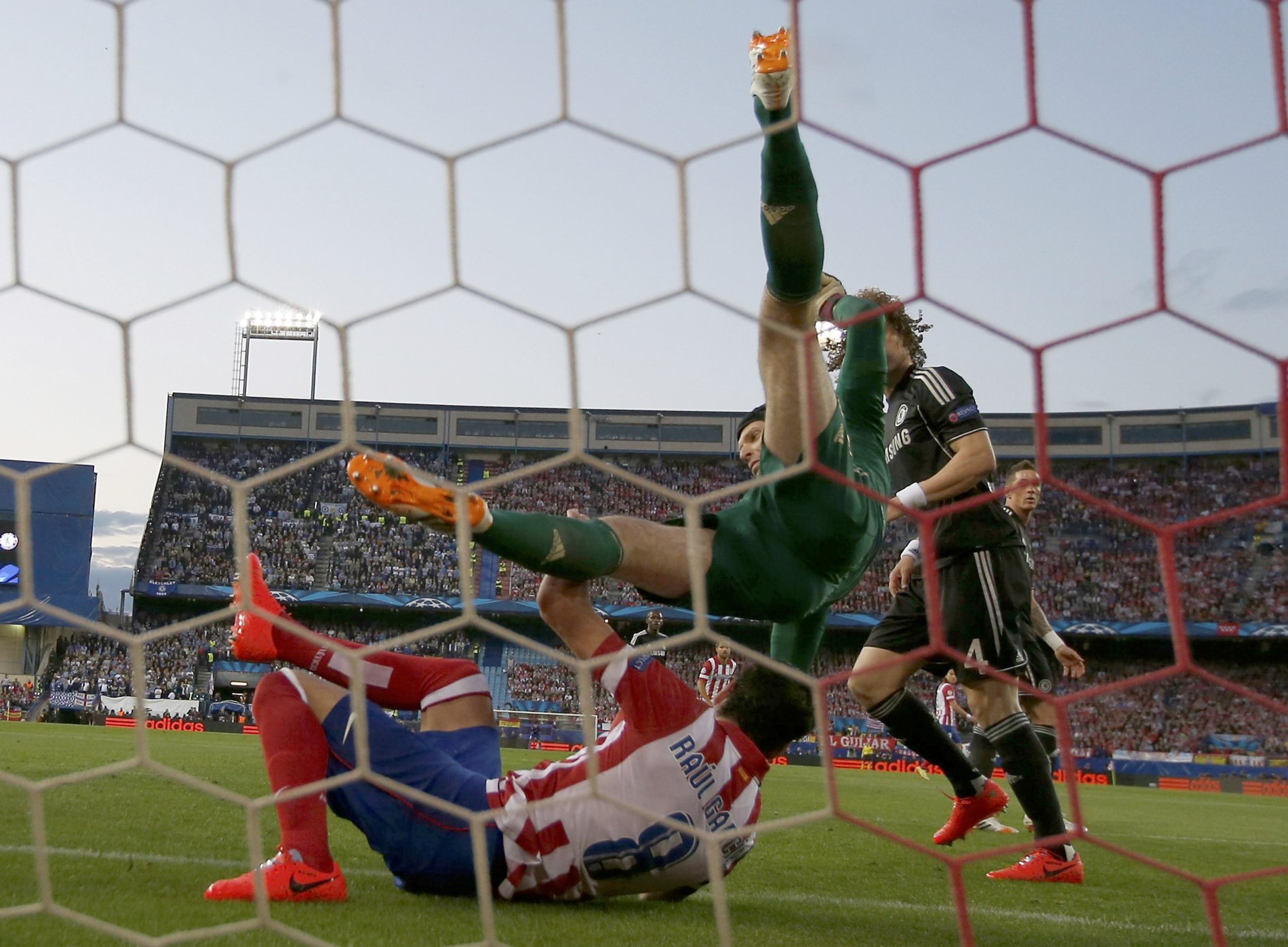 Brankář Petr Čech si vykloubil rameno při kontaktu s Raúlem Garcíou