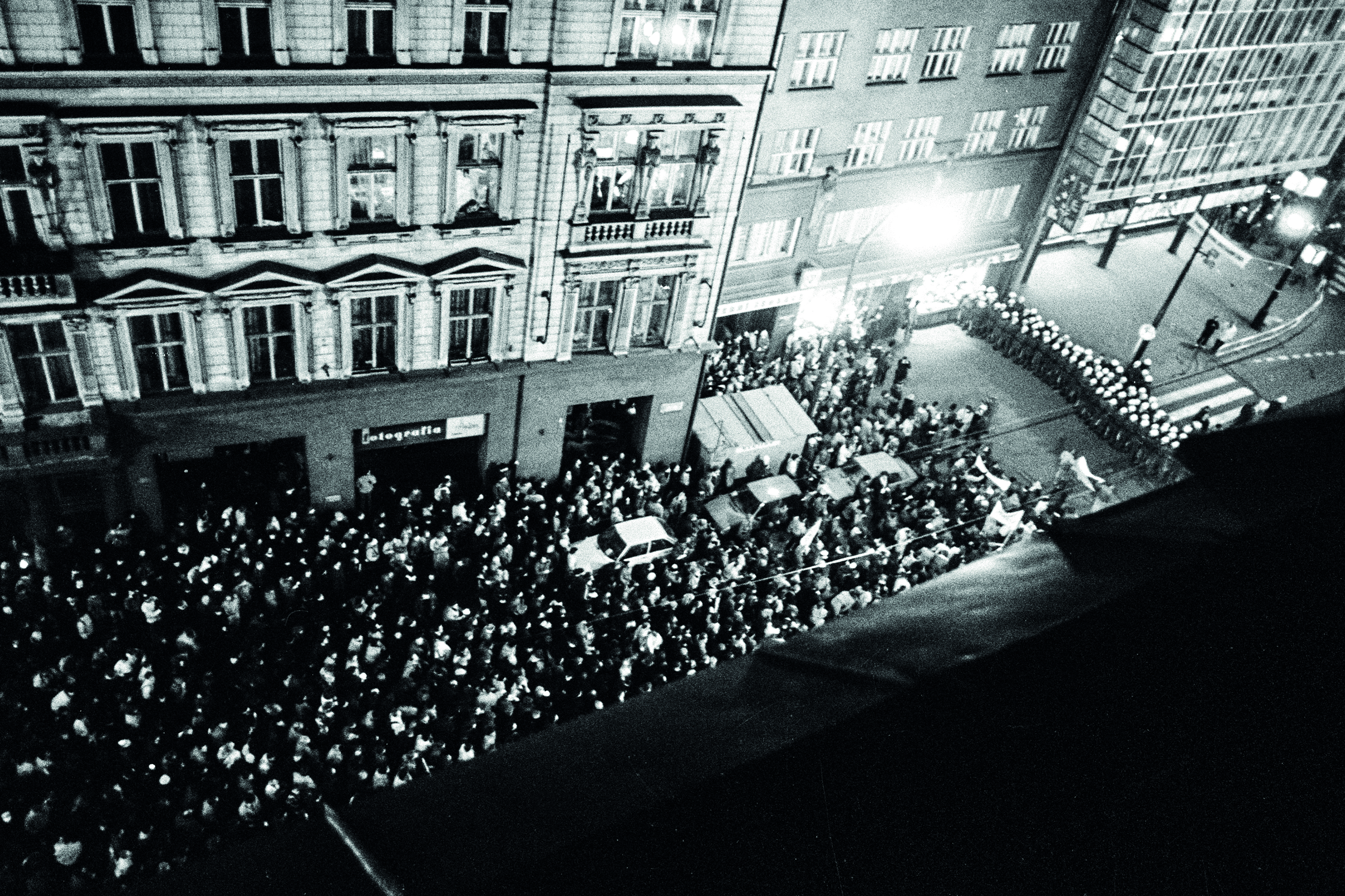 Bezpečnostní opatření Vyšehrad: nezasahovat a zároveň nepouštět do centra. Podle Danišoviče nedával takový rozkaz smysl.