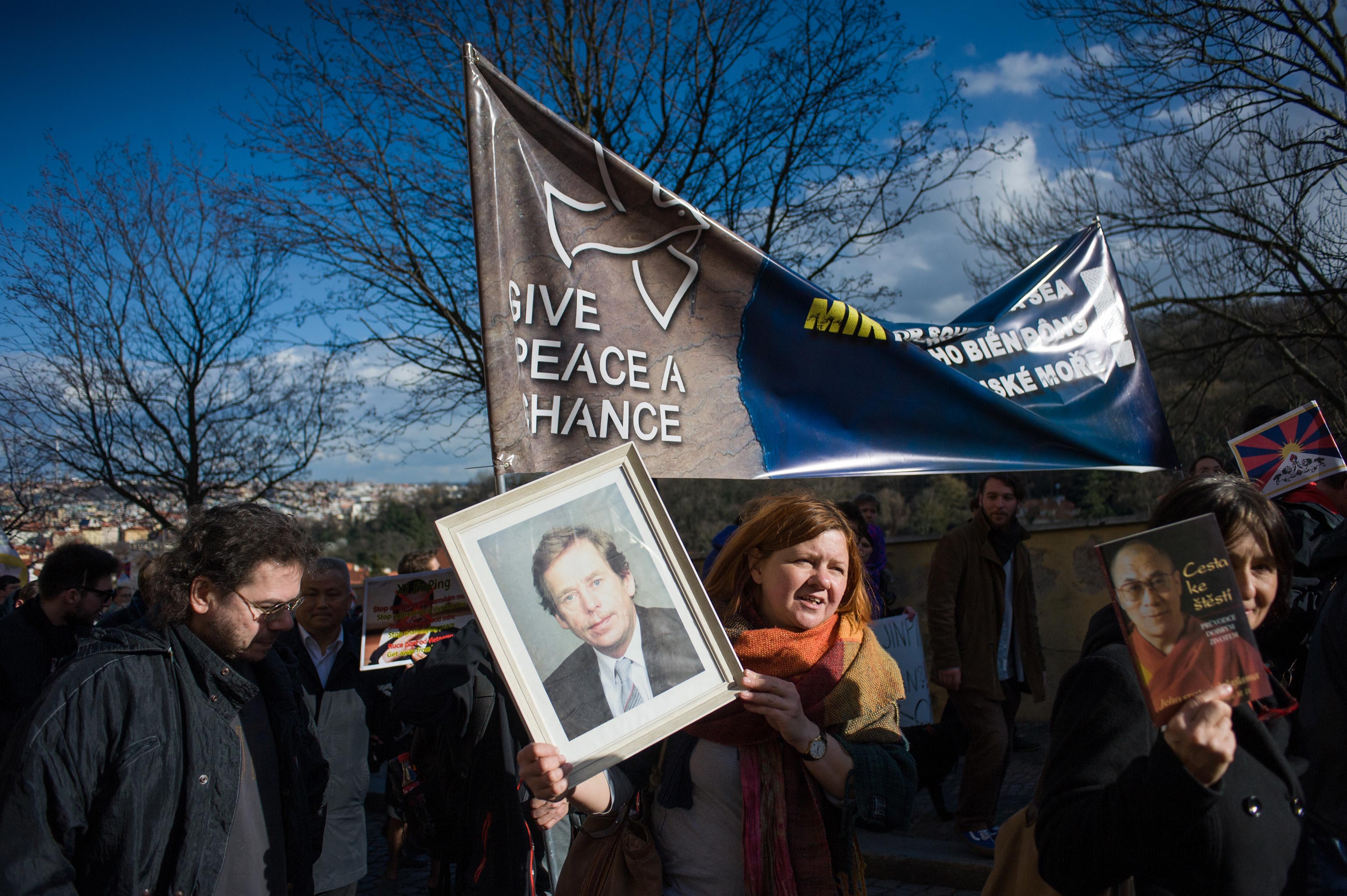 Průvod demonstrantů pochoduje směrem k Pražskému hradu.